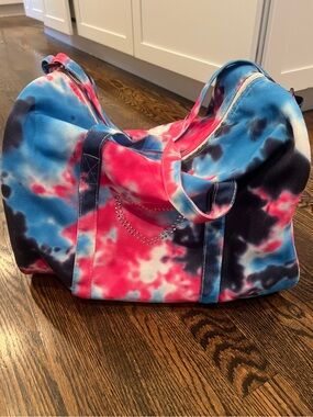 NWT Undee Bandz by Top Trenz Tie Dyed Duffle Bag Grommet Heart Pink Blue Navy